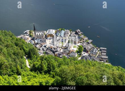 HALLSTATT, ÖSTERREICH - Juli,21 2020 : traditionelles österreichisches Dorf Hallstatt. Hallstatt ist ein historisches Dorf in der Neustadt Stockfoto