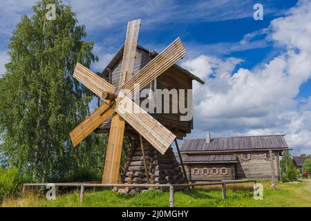 Hölzerne Windmühle im Dorf Mandrogi Russland Stockfoto