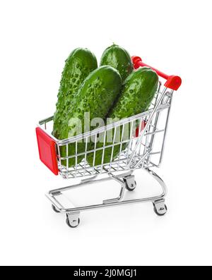 Frische Gurken im Warenkorb Stockfoto