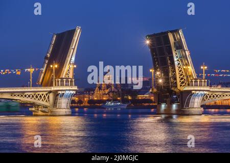 Newa Fluss und öffnen Blagoweschtschenski Brücke - Sankt-Petersburg Russland Stockfoto