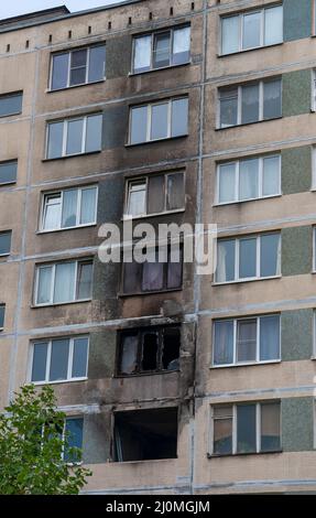 Ein Fragment der Wand eines Wohnhauses nach einem Brand. Sankt Petersburg Stockfoto