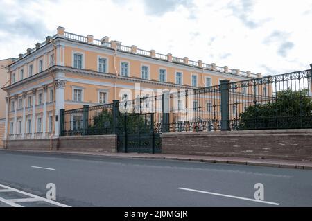 ST. PETERSBURG, RUSSLAND - 21. AUGUST 2021: Das Haus von G. R. Derzhavin auf Fontanka an einem bewölkten Sommermorgen. Sankt Petersburg Stockfoto