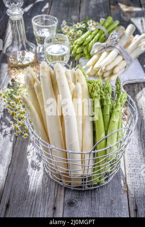 Grünen und weißen Spargel als Nahaufnahme in einem Korb anreihen Stockfoto