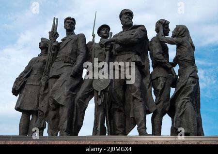 ST. PETERSBURG, RUSSLAND - 10. AUGUST 2021: Fragment des Gedenkkomplexes "an die heldenhaften Verteidiger von Leningrad". Siegesplatz, Sankt Petersburg Stockfoto