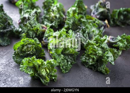 Frische Superfood-Kalette als Draufsicht auf einer schwarzen Tafel mit Kopierfläche Stockfoto