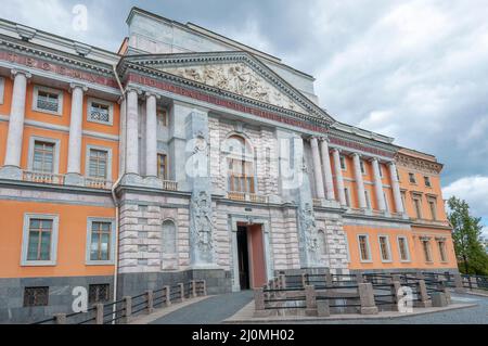 SANKT PETERSBURG, RUSSLAND - 05. SEPTEMBER 2021: Der zentrale Eingang zum Mikhailovsky (Engineering) Schloss an einem bewölkten Septembertag. St. Petersbu Stockfoto