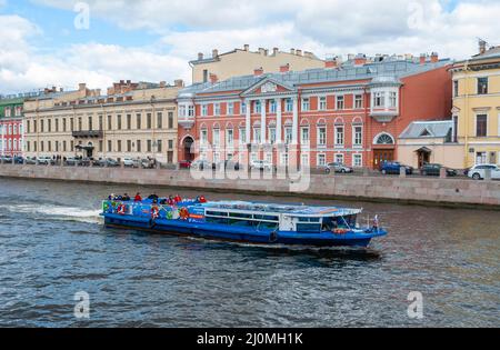 SANKT PETERSBURG, RUSSLAND - 05. SEPTEMBER 2021: Blick auf die Uferpromenade des Fontanka-Flusses an einem bewölkten Septembertag. Sankt Petersburg Stockfoto