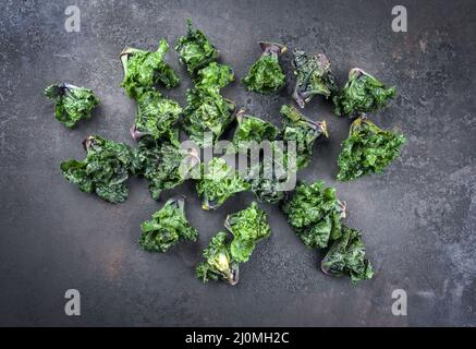 Frische Superfood-Kalette als Draufsicht auf einer schwarzen Tafel mit Kopierfläche Stockfoto