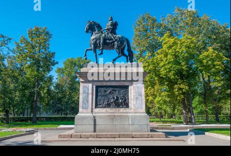 SANKT PETERSBURG, RUSSLAND - 05. SEPTEMBER 2021: Denkmal für Peter den Großen auf dem Mikhailovsky (Engineering) Castle. Sankt Petersburg, Russland Stockfoto