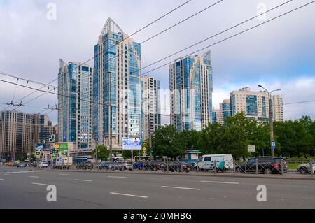 SANKT PETERSBURG, RUSSLAND - 10. AUGUST 2021: Moderne Wohnanlage in der Tipanova Straße. Sankt Petersburg, Russland Stockfoto