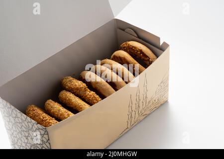 Eine Kiste mit türkischem Bagel Kandil Simidi Stockfoto