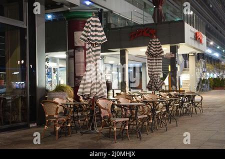 Berlin, Deutschland. 20. März 2022. Die Stühle und Tische eines Restaurants sind noch im Tiefschlaf. Quelle: Jörg Carstensen/dpa/Alamy Live News Stockfoto