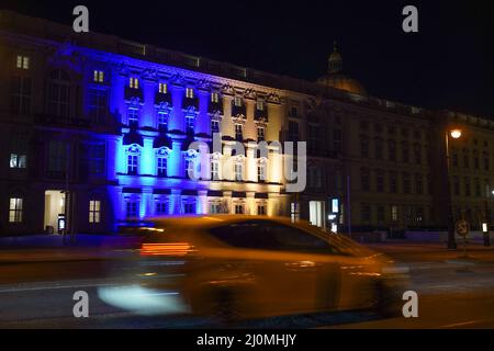 Berlin, Deutschland. 20. März 2022. Das Humboldt Forum ist in den Farben der Ukraine beleuchtet. Quelle: Jörg Carstensen/dpa/Alamy Live News Stockfoto