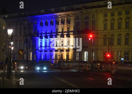 Berlin, Deutschland. 20. März 2022. Das Humboldt Forum ist in den Farben der Ukraine beleuchtet. Quelle: Jörg Carstensen/dpa/Alamy Live News Stockfoto