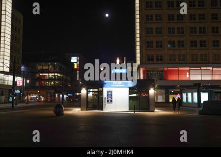 Berlin, Deutschland. 20. März 2022. Blick auf die Polizeiwache am Alexanderplatz in den frühen Morgenstunden. Quelle: Jörg Carstensen/dpa/Alamy Live News Stockfoto
