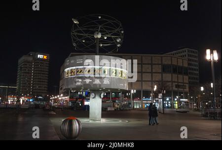 Berlin, Deutschland. 20. März 2022. Blick auf die Weltzeituhr am frühen Morgen auf dem Alexanderplatz. Quelle: Jörg Carstensen/dpa/Alamy Live News Stockfoto