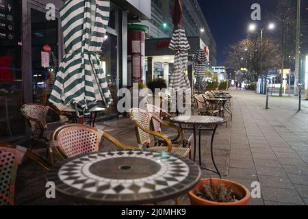 Berlin, Deutschland. 20. März 2022. Die Stühle und Tische eines Restaurants sind noch im Tiefschlaf. Quelle: Jörg Carstensen/dpa/Alamy Live News Stockfoto
