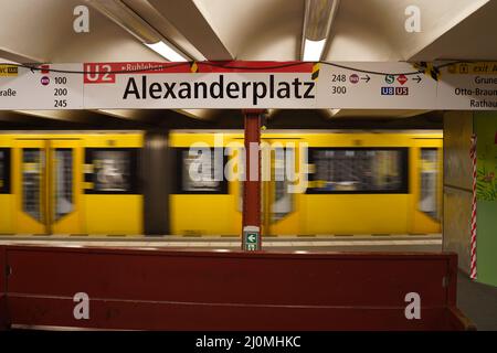 Berlin, Deutschland. 20. März 2022. Blick auf eine Abfahrt U2 am frühen Morgen am Alexanderplatz. Quelle: Jörg Carstensen/dpa/Alamy Live News Stockfoto