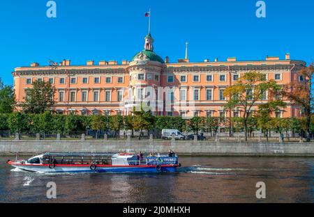 SANKT PETERSBURG, RUSSLAND - 05. SEPTEMBER 2021: Burg Mikhailovsky (Ingenieurwesen) auf Fontanka. Sankt Petersburg, Russland Stockfoto