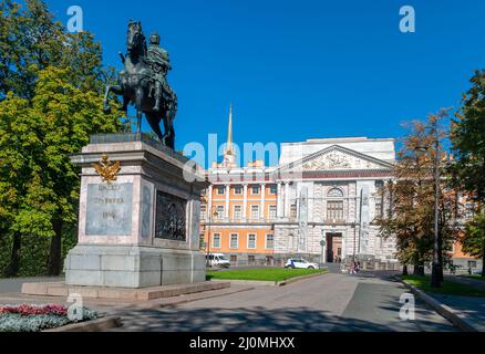 SANKT PETERSBURG, RUSSLAND - 05. SEPTEMBER 2021: Denkmal für Peter den Großen vor dem Betreten des Mikhailovsky (Engineering) Castle. Sankt Petersburg Stockfoto