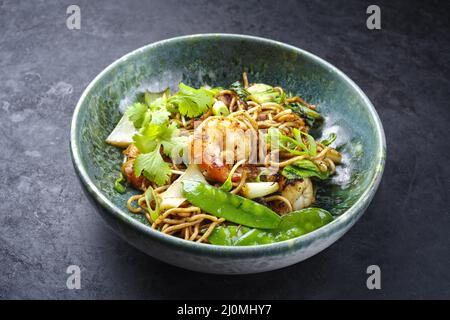 Traditionelles, gebratenes Thai-Phak-Kung mit Riesengarnelen Stockfoto