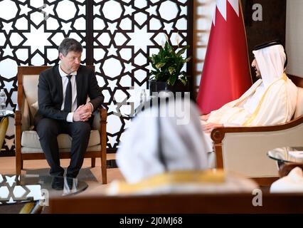 20. März 2022, Katar, Doha: Robert Habeck (l, Bündnis 90/die Grünen), Bundesminister für Wirtschaft und Klimaschutz, und Scheich Mohammed bin Hamad bin Kasim al-Abdullah Al Thani, Minister für Handel und Industrie von Katar, treffen sich zum Gespräch im Ministerium für Handel und Industrie. Wirtschafts- und Klimaschutzminister Habeck ist zu einem dreitägigen Besuch am Persischen Golf. Er hält zahlreiche Gespräche in Katar und den Vereinigten Arabischen Emiraten (VAE) über mögliche Energieimporte aus den Golfstaaten ab. Als Folge des Ukraine-Krieges will Deutschland seine Abhängigkeit von russischen Energieimporten verringern. Stockfoto