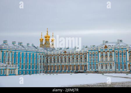 PUSCHKIN, RUSSLAND - 08. MÄRZ 2022: Kuppeln der Auferstehungskirche und ein Fragment des Katharinenpalastes in Zarskoje Selo Stockfoto