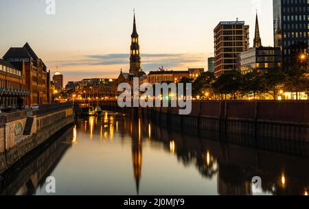 Hamburg, Deutschland. Stadtbild das Bild der Hamburger Innenstadt mit Rathaus während des Sonnenuntergangs. Stockfoto