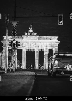 Berühmtes Brandenburger Tor in Berlin in schwarz-weiß - BERLIN, DEUTSCHLAND Stockfoto