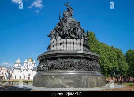 VELIKY NOWGOROD, RUSSLAND - 04. JULI 2015: Denkmal „Millennium of Russia“ (1862) im Nowgorod-Kreml aus der Nähe. Weliki Nowgorod, Russland Stockfoto