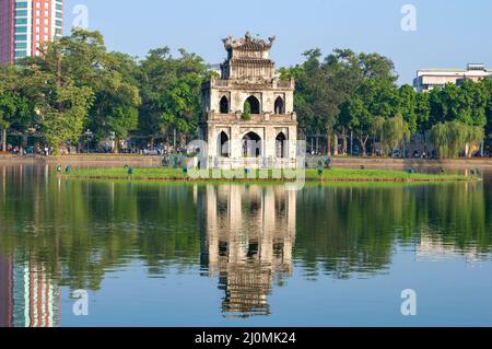 HANOI, VIETNAM - 13. DEZEMBER 2015: Turtle Tower auf der Insel Hoan Kiem Lake. Hanoi, Vietnam Stockfoto