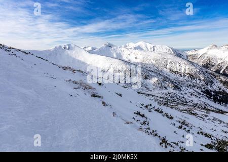 Tatra-Berge im Winter. Blick auf die weißen schneebedeckten Gipfel, frostige Winterberge. Kasprowy Wierch, Hohe Tatra, Polen, Europa. Stockfoto