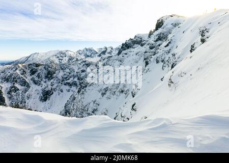 Tatra-Berge im Winter. Blick auf die weißen schneebedeckten Gipfel, frostige Winterberge. Kasprowy Wierch, Hohe Tatra, Polen, Europa. Stockfoto