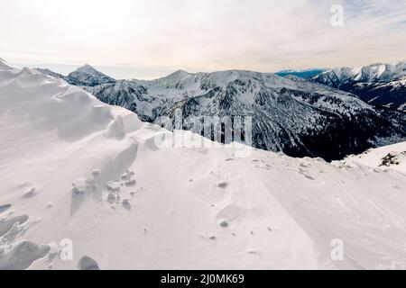 Tatra-Berge im Winter. Blick auf die weißen schneebedeckten Gipfel, frostige Winterberge. Kasprowy Wierch, Hohe Tatra, Polen, Europa. Stockfoto