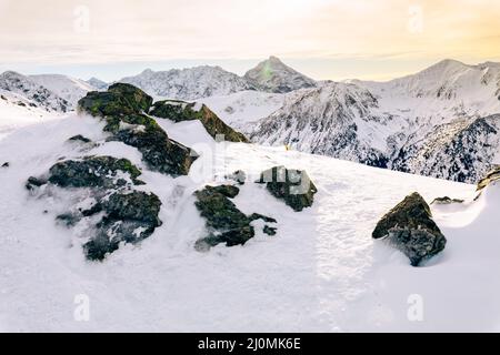 Tatra-Berge im Winter. Blick auf die weißen schneebedeckten Gipfel, frostige Winterberge. Kasprowy Wierch, Hohe Tatra, Polen, Europa. Stockfoto