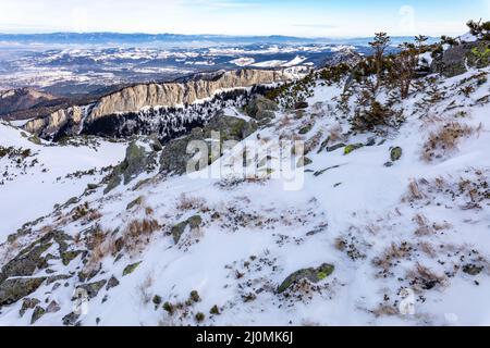 Tatra-Berge im Winter. Blick auf die weißen schneebedeckten Gipfel, frostige Winterberge. Kasprowy Wierch, Hohe Tatra, Polen, Europa. Stockfoto