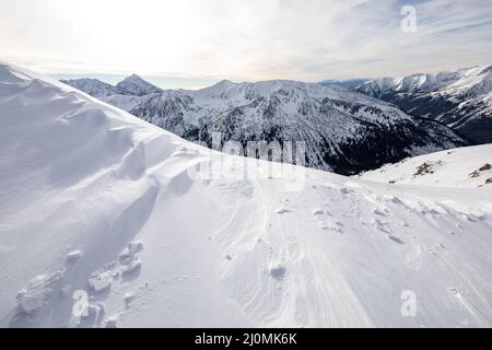 Tatra-Berge im Winter. Blick auf die weißen schneebedeckten Gipfel, frostige Winterberge. Kasprowy Wierch, Hohe Tatra, Polen, Europa. Stockfoto