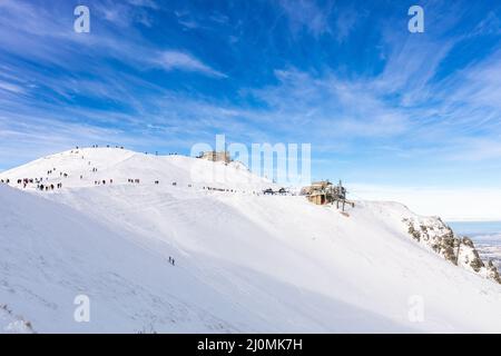 Tatra-Berge im Winter. Blick auf die weißen schneebedeckten Gipfel, frostige Winterberge. Kasprowy Wierch, Hohe Tatra, Polen, Europa. Stockfoto