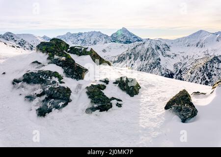 Tatra-Berge im Winter. Blick auf die weißen schneebedeckten Gipfel, frostige Winterberge. Kasprowy Wierch, Hohe Tatra, Polen, Europa. Stockfoto