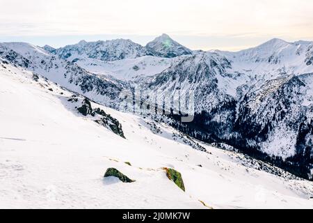 Tatra-Berge im Winter. Blick auf die weißen schneebedeckten Gipfel, frostige Winterberge. Kasprowy Wierch, Hohe Tatra, Polen, Europa. Stockfoto