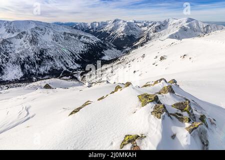 Tatra-Berge im Winter. Blick auf die weißen schneebedeckten Gipfel, frostige Winterberge. Kasprowy Wierch, Hohe Tatra, Polen, Europa. Stockfoto