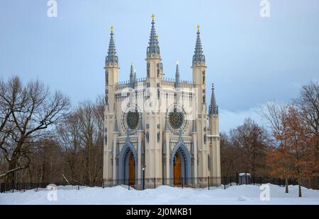 PETERHOF, RUSSLAND - 12. FEBRUAR 2022: Churh-Capella von St. Alexander Newski im Park 'Alexandria', bewölktes Februartag. Petrodvorets Stockfoto