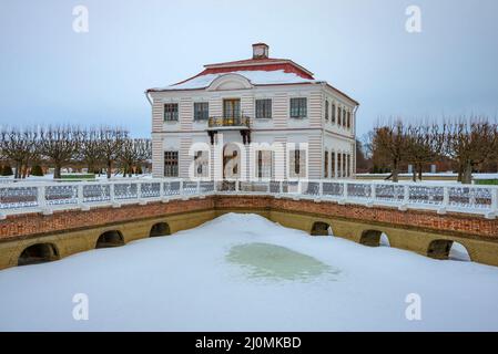 PETERHOF, RUSSLAND - 12. FEBRUAR 2022: Marley Palace an einem bewölkten Februartag. Petrodworez, Russland Stockfoto