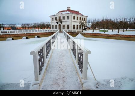 PETERHOF, RUSSLAND - 12. FEBRUAR 2022: Der Marley Palast an einem bewölkten Wintermorgen. Petrodvorets. Russland Stockfoto