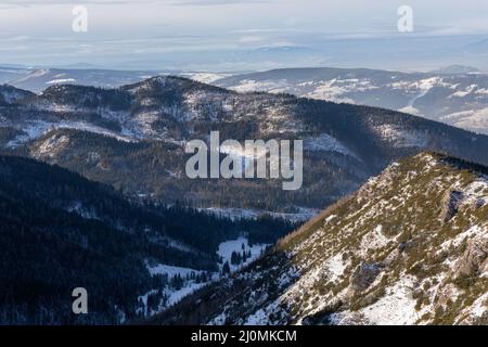 Tatra-Berge im Winter. Blick auf die weißen schneebedeckten Gipfel, frostige Winterberge.Tatra-Gebirge in Polen, in der Nähe von Zakopane, Europa. Stockfoto