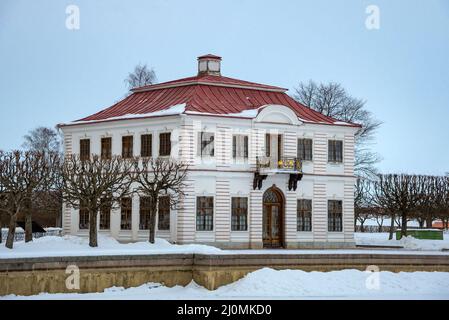 PETERHOF, RUSSLAND - 12. FEBRUAR 2022: Nahaufnahme des Marley-Palastes, Februartag. Petrodworez, Russland Stockfoto