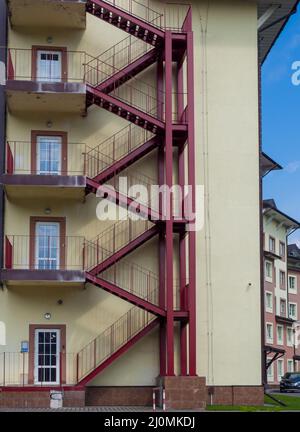 Der rot gestrichene Feuerüberflut in die Fußböden Stockfoto