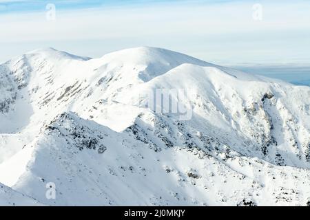 Tatra-Berge im Winter. Blick auf die weißen schneebedeckten Gipfel, frostige Winterberge. Kasprowy Wierch, Hohe Tatra, Polen, Europa. Stockfoto