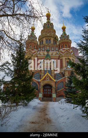 Die alte Kathedrale der Heiligen Apostel Peter und Paul aus der Nähe. Peterhof, Russland Stockfoto