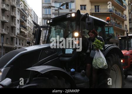 Griechische Landwirte protestieren gegen höhere Produktionskosten und drängen die Mitte-Rechts-Regierung, die Stromrechnungen und die Kraftstoffsteuer zu senken und die Subventionen für Tierfarmen zu erhöhen. Sie versammelten sich vor dem Landwirtschaftsministerium und planten, von dort zum parlament im Zentrum Athens zu marschieren. Stockfoto